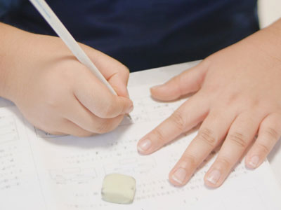 中学受験勉強する小学生